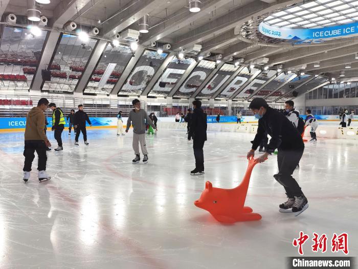 10月30日,“2022在京台湾青年研习营——冰上运动体验”活动在北京举行。 刘玥晴 摄